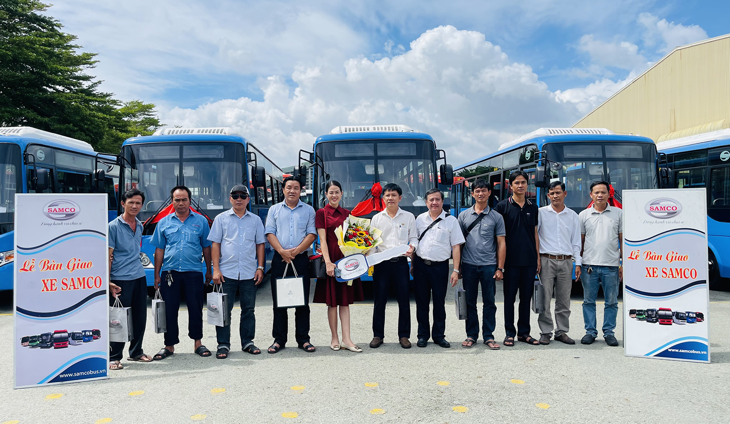 Bàn giao xe buýt CITY I.40 cho công ty Vĩnh Phú